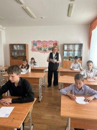 Мектеп-интернатта қазақ тілі пәнінен емтихан өтуде